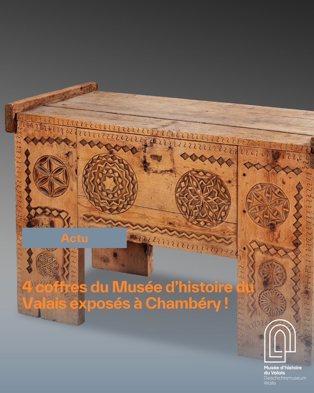 Actu Quatre coffres médiévaux du Musée d’histoire du Valais ont quitté la Suisse et sont exposés dans la nouvelle exposition temporaire du Musée Savoisien de Chambéry, intitulée "De l’or au bout des doigts. Artistes et artisans dans les Etats de Savoie au Moyen Âge" ! 🇫🇷 Cette exposition est l’aboutissement d’un projet collectif transfrontalier, mené par le réseau « Art médiéval dans les Alpes », réunissant huit institutions patrimoniales suisses, italiennes et françaises : le musée diocésain de Suse, le Palazzo Madama-Museo civico d’arte antica de Turin, l’assessorat à l’Education et la Culture de la Vallée d’Aoste, le Musée d’histoire du Valais, le musée d’Art et d’Histoire de Genève, le musée-château d’Annecy et le Musée Savoisien de Chambéry. Inauguré en 2020 avec la publication d’un ouvrage collectif, ce projet propose d’explorer les savoir-faire au Moyen Age et la circulation des modèles artistiques. 👉 Une exposition à découvrir jusqu'au 1er septembre 2025 #museesvalais #museum #wallisermuseen #museedhistoireduvalais @palazzomadama @mahgeneve @museesannecy 📷 © Musées cantonaux du Valais, Sion. Photo Michel Martinez