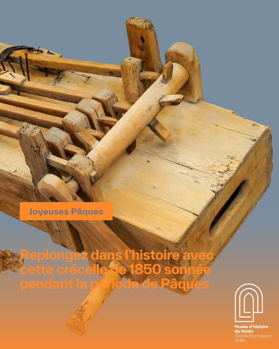 Joyeuses Pâques Pour l'occasion, (re)découvrez la grande crécelle à manivelle et marteaux (1850) et qui était exposée dans la dernière exposition organisée par le Musée d'histoire du Valais : "Valais Sound System" ! Durant la période de Pâques, les cloches des églises cessent de sonner du Jeudi saint au jour de Pâques – la légende raconte qu’elles partent à Rome. Dans l’est de la France comme dans plusieurs régions catholiques de Suisse, on les remplace par des crécelles en bois de typologie et aux noms variés (tapolet ou encore tic-tac). Habituellement sonnées en procession et par les enfants du village, il en existe des versions plus imposantes, munies de marteaux actionnés grâce à une manivelle et parfois destinées à être installées dans les clochers. ℹ️🕚 Pendant cette période festive, le Musée d'histoire, le Musée d'art et le Musée de la nature du Valais restent ouverts aux horaires habituels : du mardi au dimanche (11h00 - 17h00). #museesvalais #museum #wallisermuseen #museedhistoireduvalais 📷 © Musées cantonaux du Valais, Sion. Photo Alexandre de Torrenté 📷 Kippel, années 1920 © Albert Nyfeler, Sammlung Ignaz Bellwald