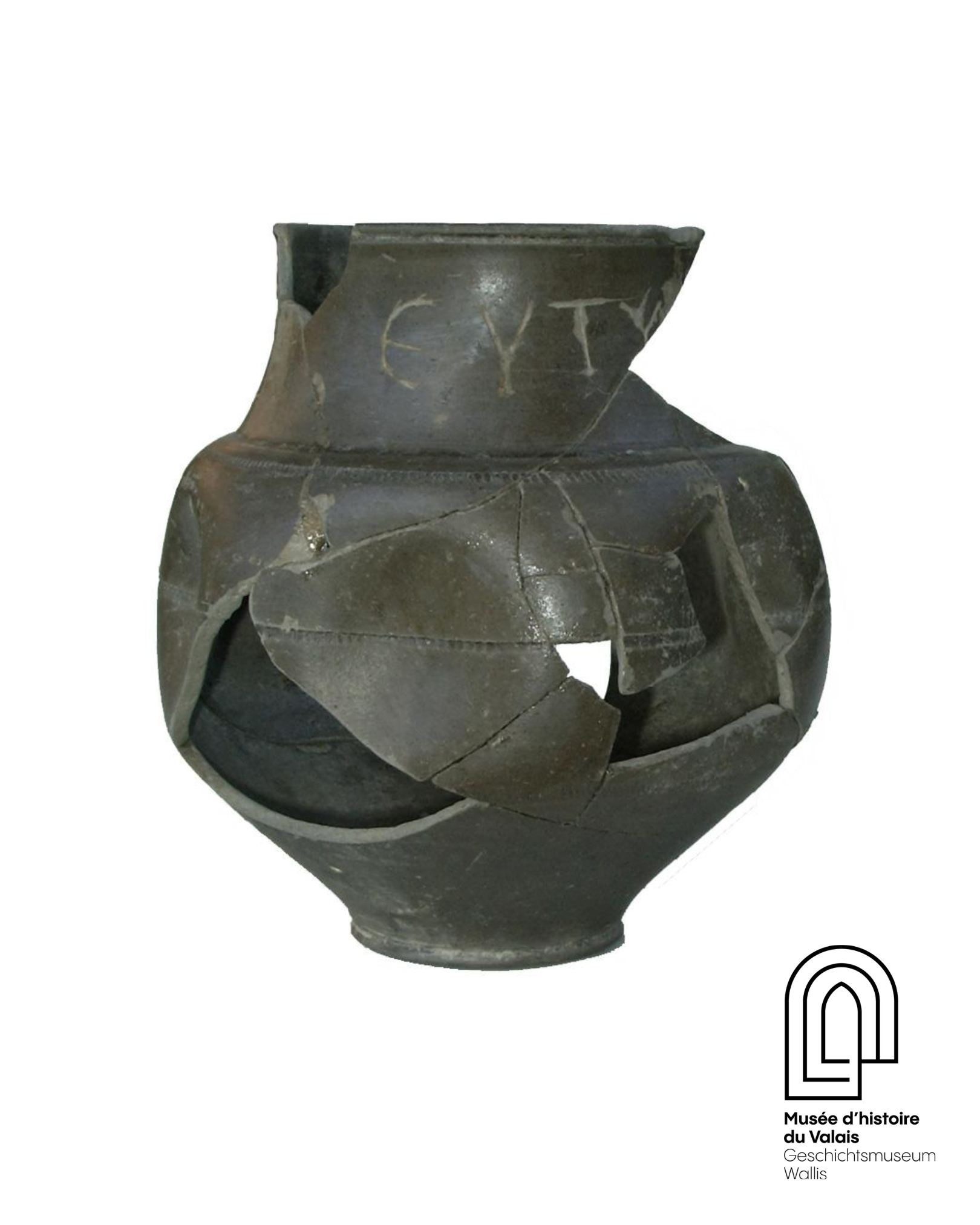 L’objet du mois 👉 Aujourd'hui : un gobelet en céramique Ce fin gobelet en céramique a été découvert en 1994 à Martigny, lors de la fouille de l’un des rares sanctuaires romains de Suisse dédié au dieu d’origine iranienne Mithra. Fabriqué dans la région à la fin du 2e ou au 3e siècle de notre ère, il porte une inscription, un graffito en langue grecque (KI EYTY), ce qui le rend exceptionnel pour le Nord des Alpes. En effet, le dédicant qui a fait l’offrande de cet objet porte le nom d’Eutychès, sans doute un esclave au service d’une famille installée en Valais. 💡👀 Habituellement présenté au Musée gallo-romain d’Octodure, au sein de la @fondationpierregianadda, ce gobelet est actuellement au cœur de l'exposition "Alea. Des parcours de vie" visible au @museeromainlausanne qui présente des parcours de vie d’individus dans l’Empire romain sur la base de témoignages écrits ! 📷 © Musées cantonaux du Valais, Sion. Photo Archéologie cantonale du Valais Hauteur 12.8 cm, diamètre env. 10 cm #museescantonauxduvalais #museedhistoireduvalais #museesvalais