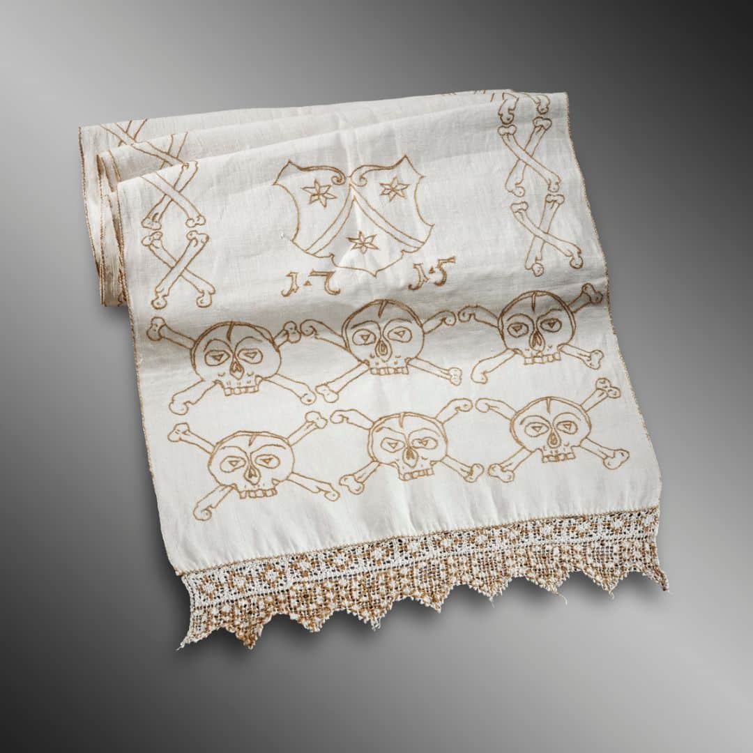 _Linge funéraire en lin, 1715. © Musées cantonaux, Sion. Photo Michel Martinez